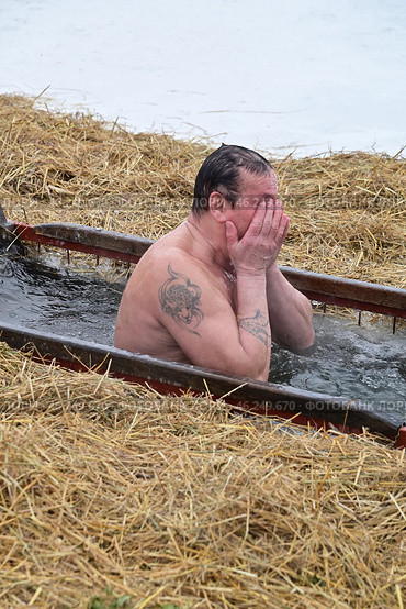 Мужчина окунулся в прорубь. Крещение, 19 января. Редакционное фото, фотограф Александр Тараканов / Фотобанк Лори