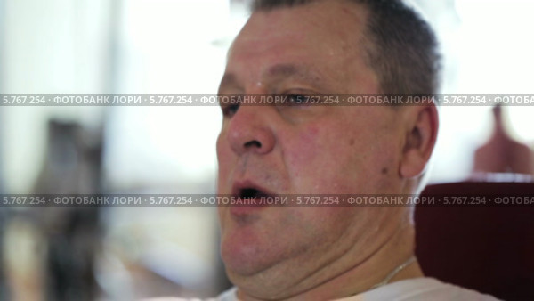 Мужчина поднимает гантели. Стоковое видео, видеограф Данил Руденко / Фотобанк Лори