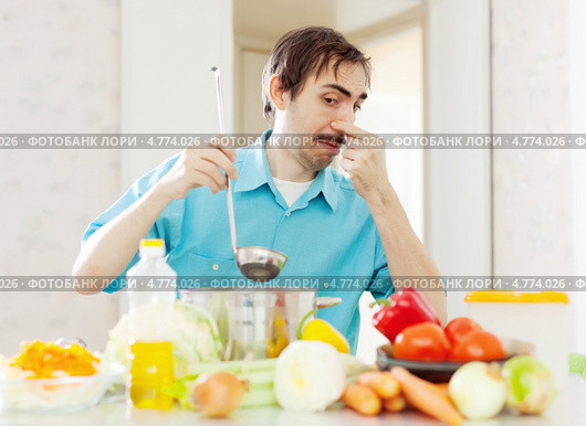 Мужчина приготовил что-то невкусное. Стоковое фото, фотограф Яков Филимонов / Фотобанк Лори