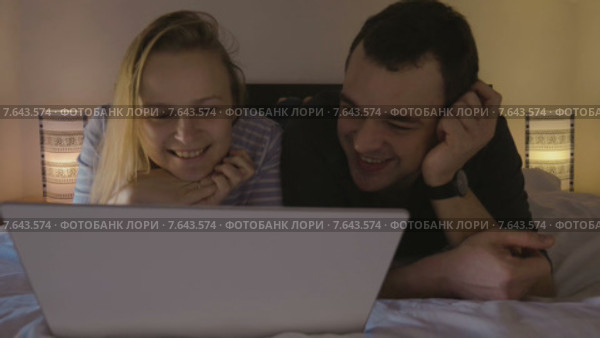 Мужчина присоединяется к просмотрю фильма на ноутбуке вместе с женщиной. Стоковое видео, видеограф Данил Руденко / Фотобанк Лори