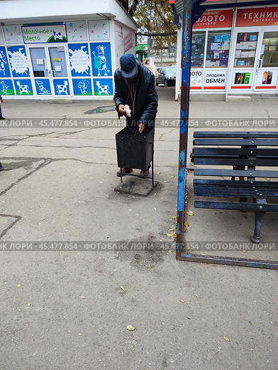 Мужчина возле урны. Редакционное фото, фотограф Татьяна Жиленко / Фотобанк Лори
