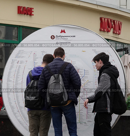 Мужчины изучают схему метро города Москвы у станции "Добрынинская" (2022 год). Редакционное фото, фотограф Free Wind / Фотобанк Лори