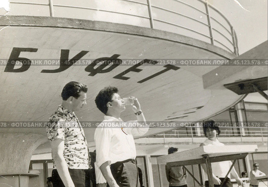 Мужчины отдыхают в буфете в 1960-е годы. Стоковое фото, фотограф Retro / Фотобанк Лори