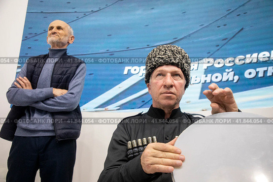 Мужчины у стенда Чеченской Республики на Международной выставке-форуме "Россия" на территории выставочного комплекса ВДНХ в городе Москве, Россия (2023 год). Редакционное фото, фотограф Николай Винокуров / Фотобанк Лори