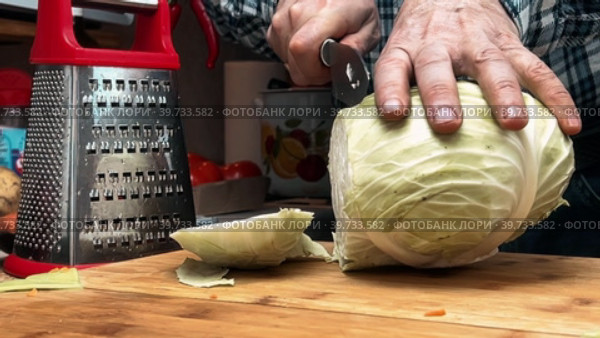 Мужские руки мелко нарезают капусту на кухонной доске. Приготовление пищи дома. Стоковое видео, видеограф Ярославский Максим / Фотобанк Лори