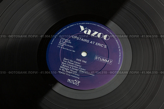 Музыкальный альбом группы Yazoo - Upstairs at Eric's  на виниле первое издание (2022 год). Редакционное фото, фотограф Станислав Кноп / Фотобанк Лори