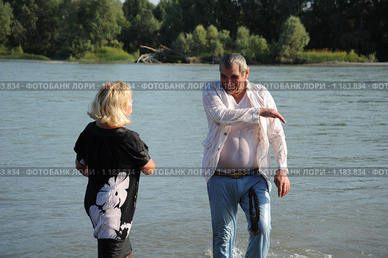 Музыкант Бари Алибасов на реке Катунь (2009 год). Редакционное фото, фотограф Free Wind / Фотобанк Лори