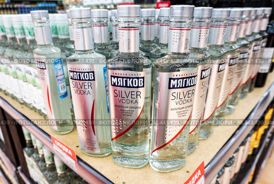 Myagkov silver vodka ready for sale on the shelf in a superstore (2022 год). Редакционное фото, фотограф FotograFF / Фотобанк Лори