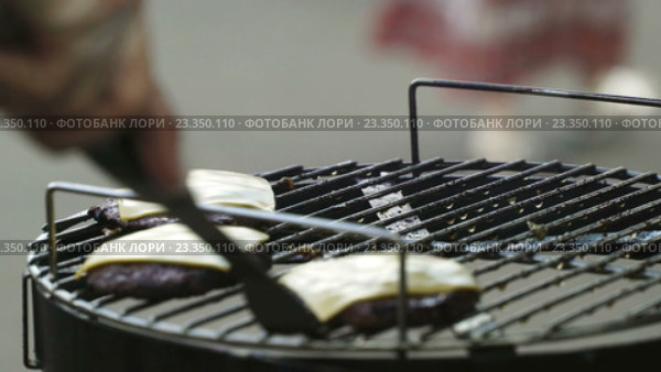 Мясные котлеты с пластиками сыра наверху на гриле. Стоковое видео, видеограф Vladimir Botkin / Фотобанк Лори