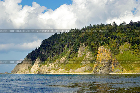 Мыс Столбчатый (вид с моря), остров Кунашир, Курильская гряда. Редакционное фото, фотограф RedTC / Фотобанк Лори
