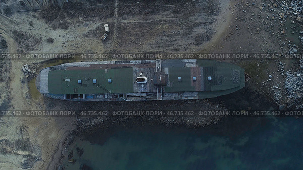 Mysterious view of old ship washed up on shore. Стоковое фото, фотограф David Kashakhi / Фотобанк Лори