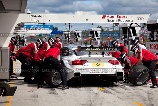 На автомобиле Audi RS 5 DTM производится замена колес  командой техников в гоночной серии кузовных автомобилей Deutsche Tourenwagen Mastersна на трассе Moscow Raceway в Подмосковье 3 августа 2013. Редакционное фото, фотограф Николай Винокуров / Фотобанк Лори