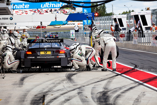 На автомобиле BMW M3 DTM команды производится замена колес в гоночной серии кузовных автомобилей Deutsche Tourenwagen Mastersна на трассе Moscow Raceway в Подмосковье 3 августа 2013. Редакционное фото, фотограф Николай Винокуров / Фотобанк Лори