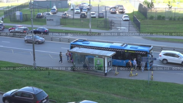 На улице Александры Монаховой в Москве, на автобусной остановке. Редакционное видео, видеограф Валерий Иванович Клейменов / Фотобанк Лори