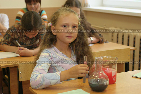 На внешкольном занятии по химии (2006 год). Редакционное фото, фотограф Ирина Терентьева / Фотобанк Лори