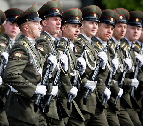 На военном параде Победы 9 мая 2008 года в Москве на Красной площади. Прохождение войск Российской армии. Редакционное фото, фотограф Алексей Бок / Фотобанк Лори
