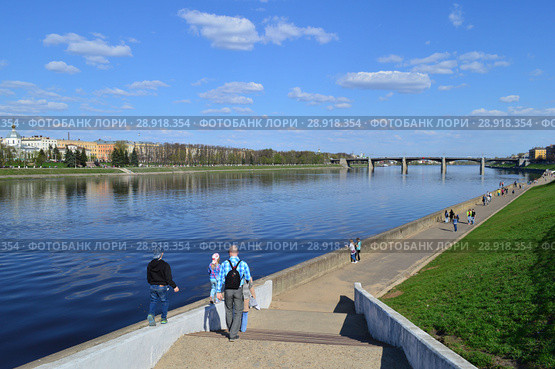 Набережная Михаила Ярославича. Нововолжский мост (построен в 1953–1956 годах). Река Волга. Заволжский район. Город Тверь. Россия (2016 год). Стоковое фото, фотограф lana1501 / Фотобанк Лори