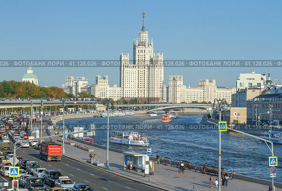 Набережная Москва-реки, вид на высотку на Котельнической набережной - август 2023. Редакционное фото, фотограф Юрий Золотаревский / Фотобанк Лори