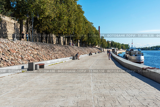Набережная реки Великой. Псков (2019 год). Редакционное фото, фотограф Александр Щепин / Фотобанк Лори
