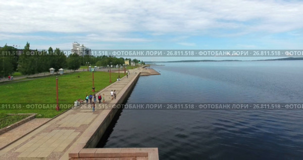 Набережная в городе Петрозаводск. Карелия (2017 год). Редакционное видео, видеограф Кекяляйнен Андрей / Фотобанк Лори