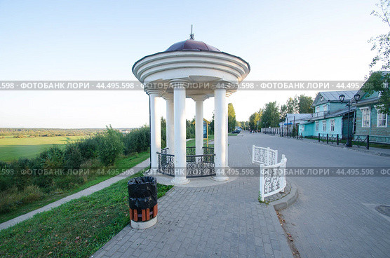 Набережная в городе Вельск. Ротонда (2024 год). Стоковое фото, фотограф Яковлев Сергей / Фотобанк Лори
