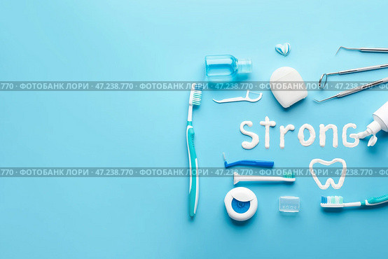 Набор для гигиены полости рта и слово STRONG на цветном фоне. Стоковое фото, фотограф Pixel_shot / Фотобанк Лори