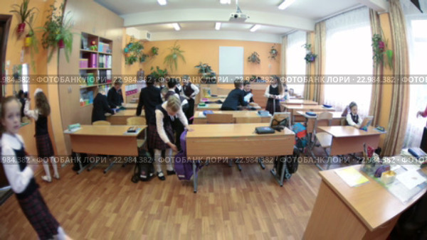 Начало учебного дня в школе, дети приходят в класс, учитель готовится к занятию (2016 год). Редакционное видео, видеограф Кекяляйнен Андрей / Фотобанк Лори