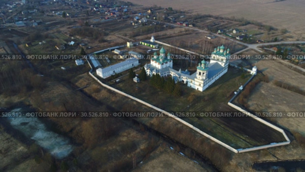 Над Николо-Вяжищский монастырь  апрельским днем (аэросъемка). Вяжищи Новгородская область, Россия (2019 год). Стоковое видео, видеограф Виктор Карасев / Фотобанк Лори