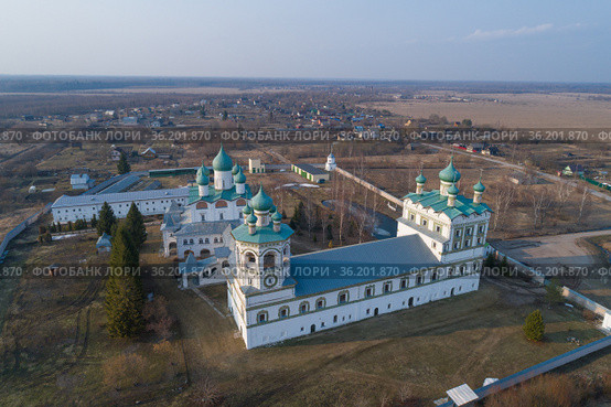 Над старинными храмами   Николо-Вяжищского монастыря апрельским днем. Вяжищи. Новгородская область, Россия (2019 год). Стоковое фото, фотограф Виктор Карасев / Фотобанк Лори