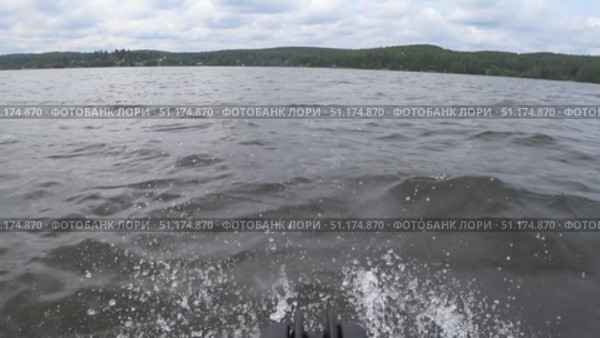Надувная резиновая лодка с мотором двигается по воде водоема. Стоковое видео, видеограф EStarodubov / Фотобанк Лори