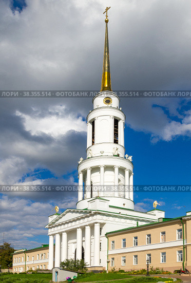 Надвратная колокольня Задонского монастыря (2015 год). Редакционное фото, фотограф Алексей Голубенко / Фотобанк Лори