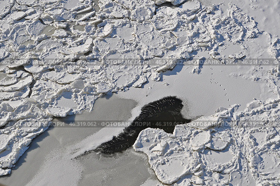 Нагромождение льда и промоины на Оке. Стоковое фото, фотограф Лариса Вишневская / Фотобанк Лори