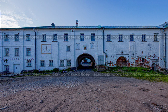 Наместнический корпус с проездными Спасскими воротами,  XVII - XIX века. Памятник архитектуры федерального значения № 321220004550396. Архангельская область, Приморский район, остров Большой Соловецкий, набережная бухты Благополучия, дом 1, корпус 8. Стоковое фото, фотограф Александр Селезнев / Фотобанк Лори