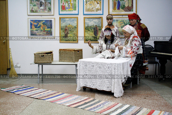 Народный русский костюм. Обряд жениха и невесты (2012 год). Редакционное фото, фотограф Дмитрий Неумоин / Фотобанк Лори