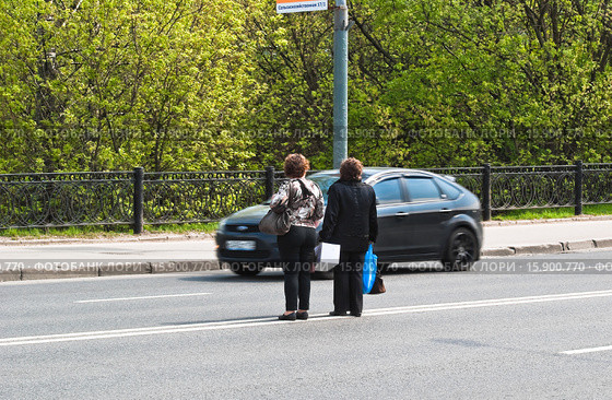Нарушители ПДД на дороге в неположенном месте (2012 год). Редакционное фото, фотограф Алёшина Оксана / Фотобанк Лори