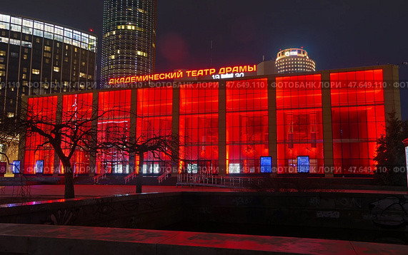 Насыщенно-красная подсветка Академического театра драмы города Екатеринбурга. Екатеринбург, площадь Октябрьская, дом 2. Редакционное фото, фотограф Алексей Иванов / Фотобанк Лори