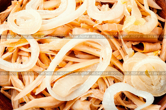 Native American salad of Jerusalem artichoke, horseradish and onion, vegetarian food.. Diet vegetarian salad. Стоковое фото, агентство Ingram Publishing / Фотобанк Лори