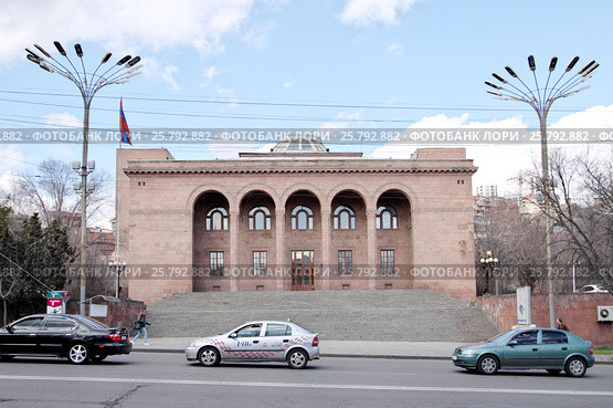 Национальная академия наук Республики Армения (НАН РА). Армения, Ереван, проспект Маршала Баграмяна, 24 (2017 год). Редакционное фото, фотограф Илюхина Наталья / Фотобанк Лори