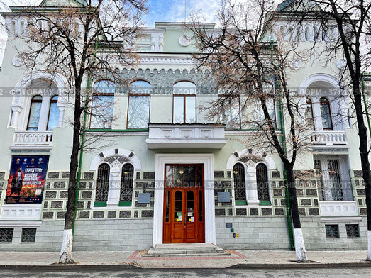 Национальный музей Республики Башкортостан осенью. Город Уфа, улица ​​Советская, 14 (2021 год). Редакционное фото, фотограф Овчинникова Ирина / Фотобанк Лори