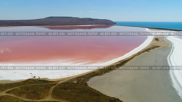 Natural background with salt crystals on the lake of unusual bright color in a summer sunny day. Стоковое фото, фотограф David Kashakhi / Фотобанк Лори