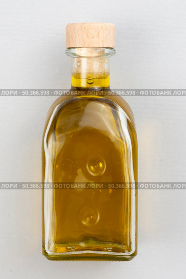 natural olive oil bottle table. Стоковое фото, агентство Ingram Publishing / Фотобанк Лори