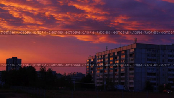 Небо над районом города. Стоковое видео, видеограф Sergei Gorin / Фотобанк Лори