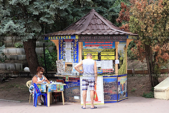 Небольшой киоск, продающий экскурсии, в парке или на улице Пятигорска, Ставропольский край, Россия. Туристический сервис. (2024 год). Редакционное фото, фотограф Евгений Ковальский / Фотобанк Лори