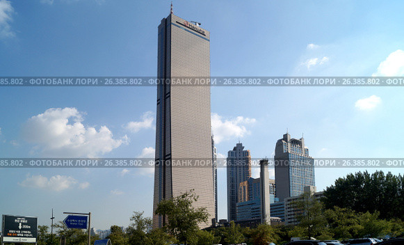 Небоскреб The 63 Building (Hanhwa 63 City) на острове Ёыйдо в Сеуле. Yeouido island, Seoul. (2015 год). Редакционное фото, фотограф Владимир Половов / Фотобанк Лори