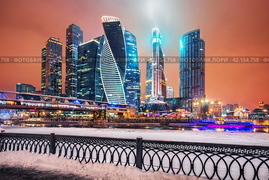 Небоскребы Москва-Сити и мост Багратион, Москва-река, Москва (2024 год). Стоковое фото, фотограф Baturina Yuliya / Фотобанк Лори