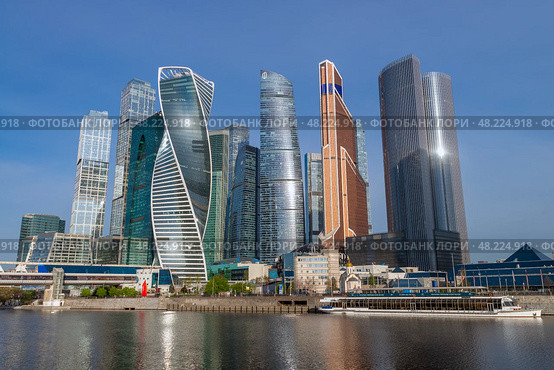 Небоскребы Москва-Сити и мост Багратион, Москва-река, Москва (2024 год). Редакционное фото, фотограф Геннадий Соловьев / Фотобанк Лори