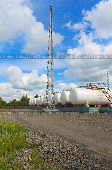 Нефтебаза. Стоковое фото, фотограф astrozebra / Фотобанк Лори