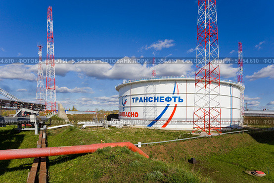 Нефтехранилище. Редакционное фото, фотограф Igor Lijashkov / Фотобанк Лори