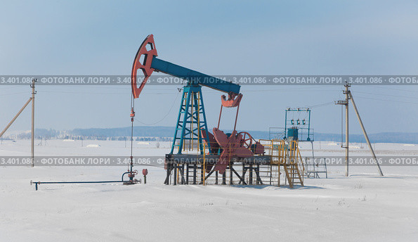 Нефтекачалка в зимний день. Стоковое фото, фотограф hunta / Фотобанк Лори