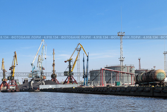 Нефтеналивной терминал и портовые краны на набережной Калининграда. Стоковое фото, фотограф Игорь Долгов / Фотобанк Лори